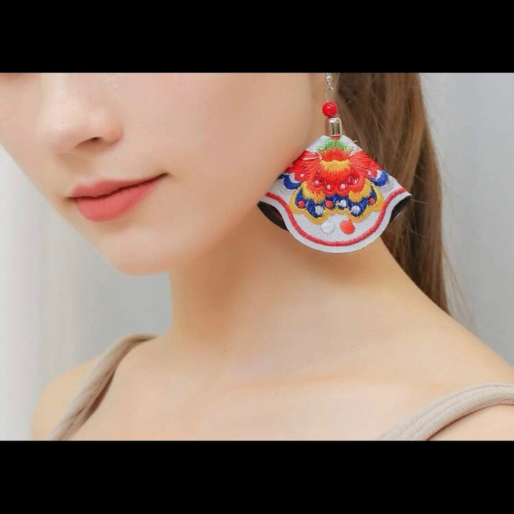 EARRINGS NWOT